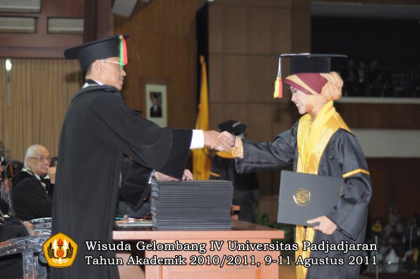 wisuda-fmipa-oleh-dekan-142