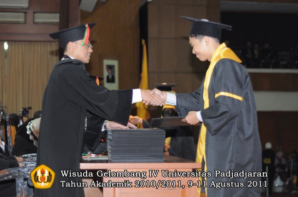 wisuda-fmipa-oleh-dekan-144