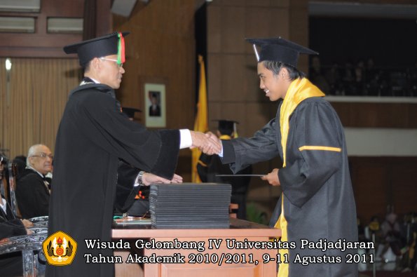 wisuda-fmipa-oleh-dekan-146