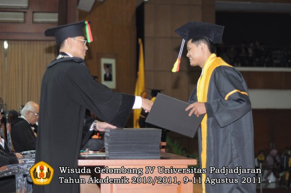 wisuda-fmipa-oleh-dekan-147