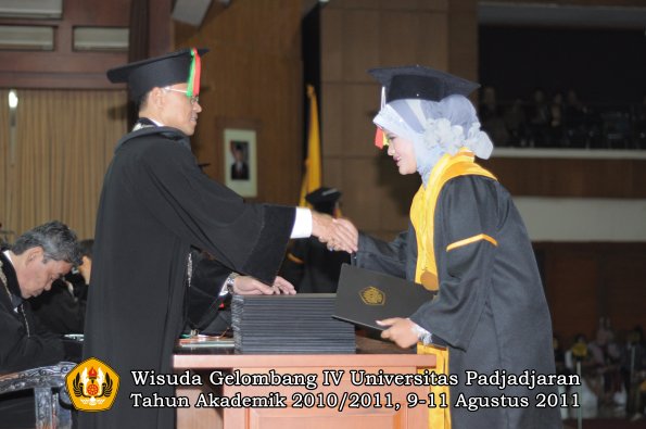 wisuda-fmipa-oleh-dekan-153