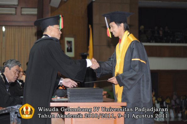 wisuda-fmipa-oleh-dekan-159