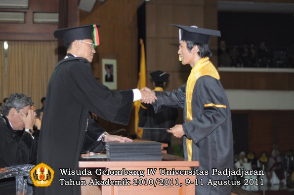 wisuda-fmipa-oleh-dekan-164