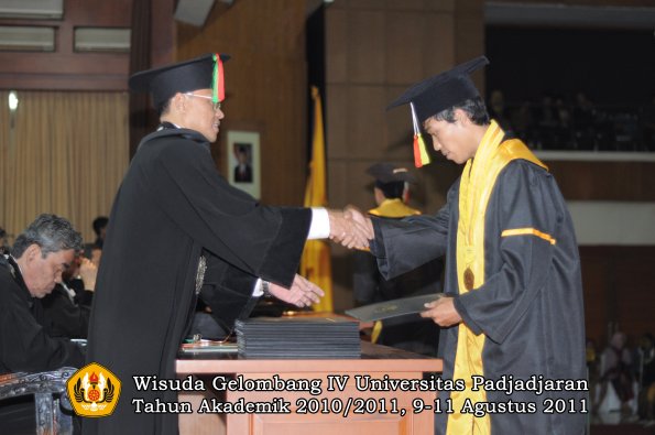 wisuda-fmipa-oleh-dekan-166