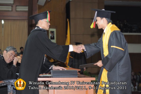 wisuda-fmipa-oleh-dekan-168