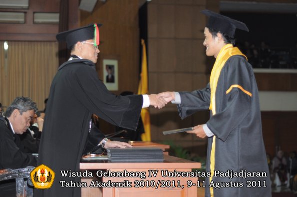 wisuda-fmipa-oleh-dekan-170