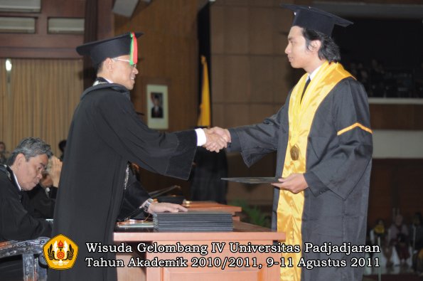 wisuda-fmipa-oleh-dekan-171