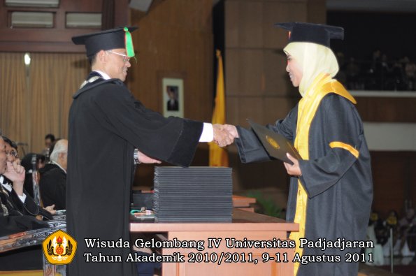 wisuda-fmipa-oleh-dekan-174