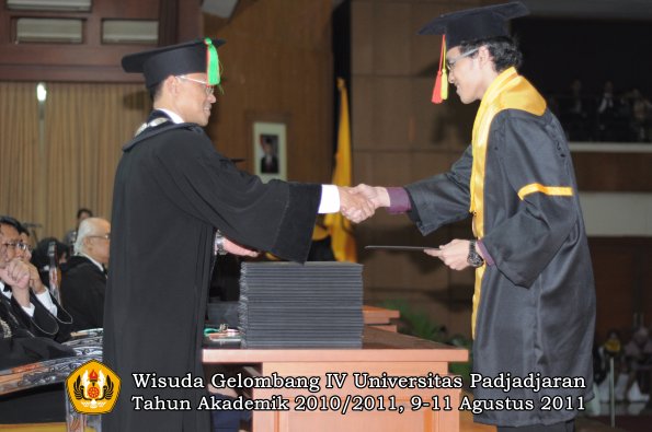 wisuda-fmipa-oleh-dekan-175