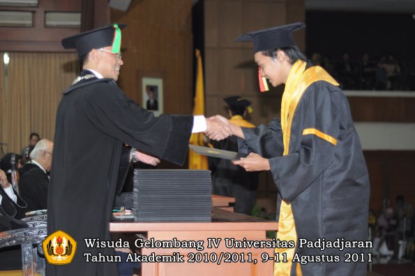 wisuda-fmipa-oleh-dekan-177