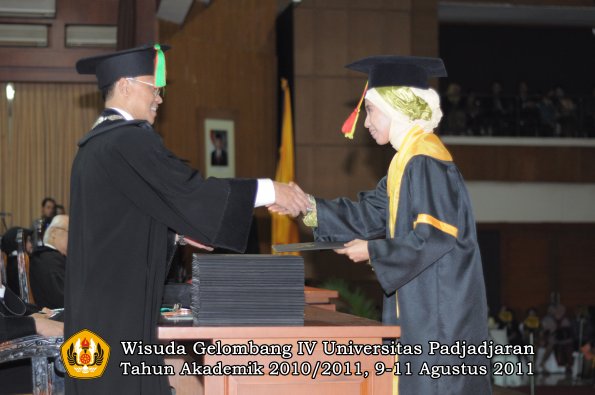 wisuda-fmipa-oleh-dekan-180