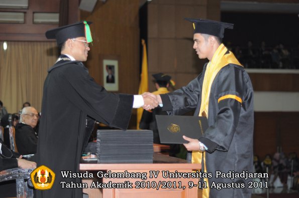 wisuda-fmipa-oleh-dekan-183