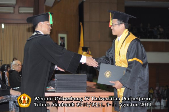 wisuda-fmipa-oleh-dekan-184