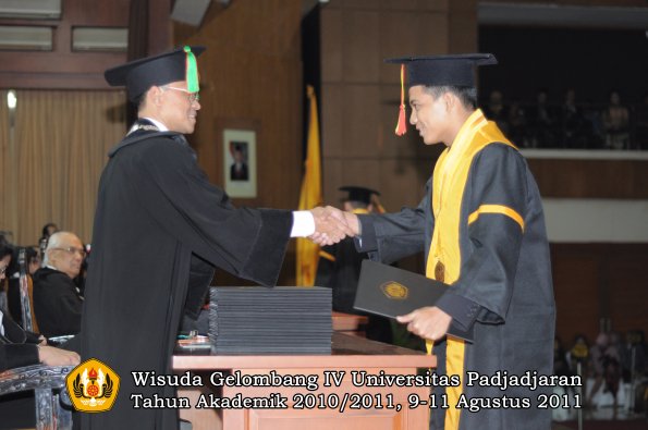 wisuda-fmipa-oleh-dekan-186