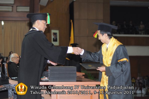 wisuda-fmipa-oleh-dekan-187