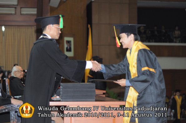 wisuda-fmipa-oleh-dekan-188