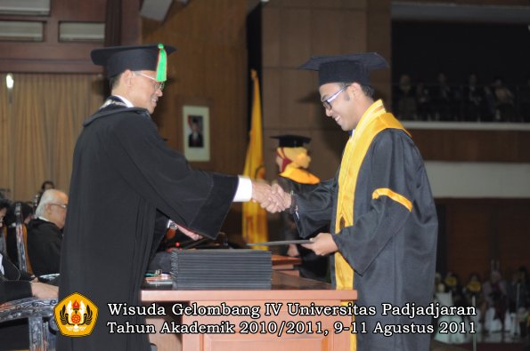 wisuda-fmipa-oleh-dekan-198