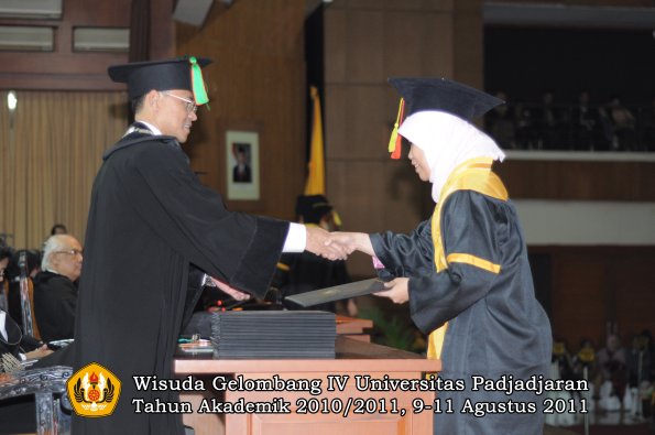 wisuda-fmipa-oleh-dekan-199