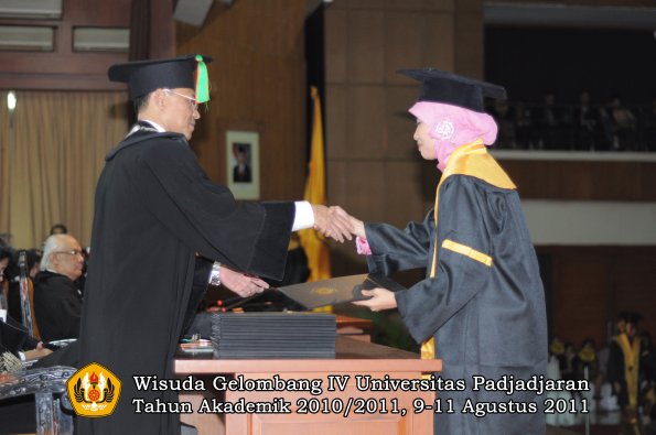 wisuda-fmipa-oleh-dekan-200