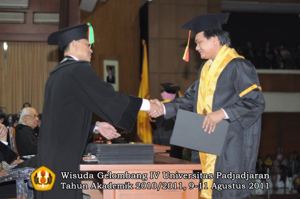 wisuda-fmipa-oleh-dekan-201