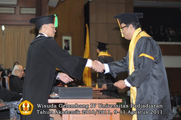 wisuda-fmipa-oleh-dekan-202