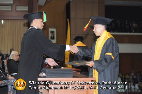 wisuda-fmipa-oleh-dekan-203