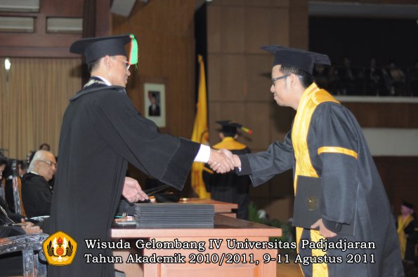 wisuda-fmipa-oleh-dekan-204