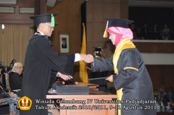 wisuda-fmipa-oleh-dekan-208