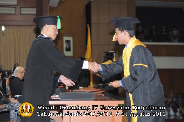 wisuda-fmipa-oleh-dekan-210