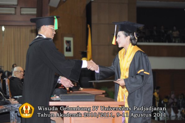 wisuda-fmipa-oleh-dekan-213