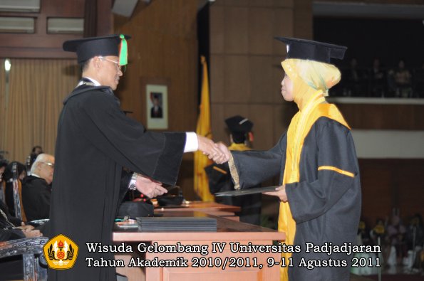 wisuda-fmipa-oleh-dekan-215