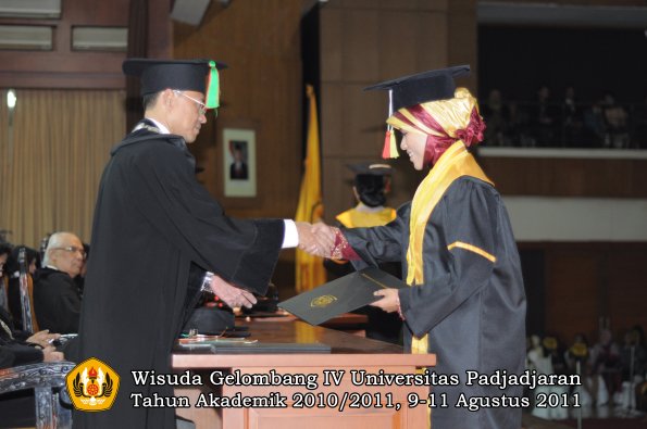 wisuda-fmipa-oleh-dekan-223