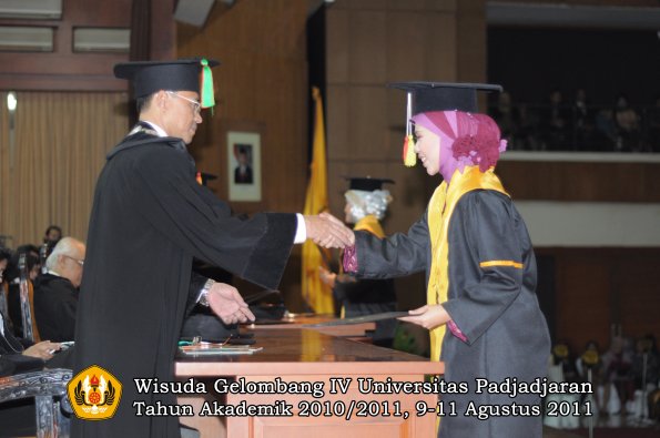 wisuda-fmipa-oleh-dekan-225