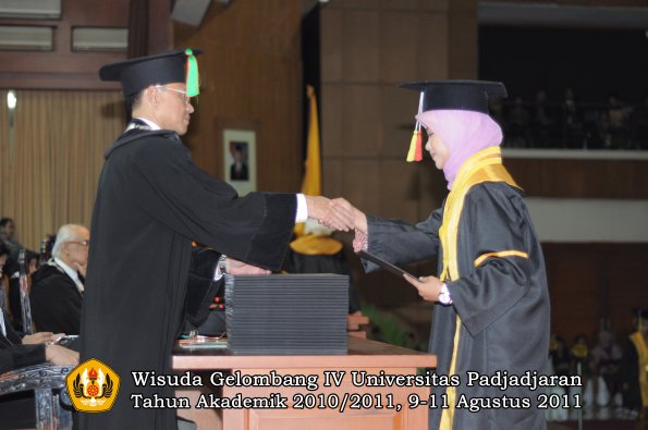 wisuda-fmipa-oleh-dekan-230