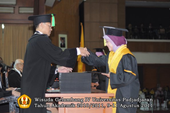 wisuda-fmipa-oleh-dekan-231