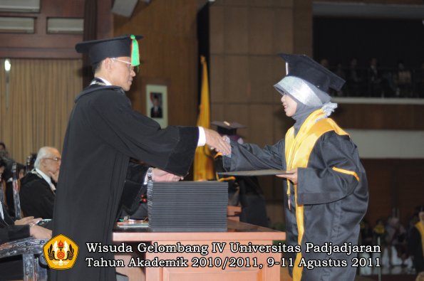 wisuda-fmipa-oleh-dekan-232