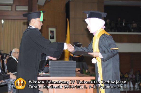 wisuda-fmipa-oleh-dekan-234