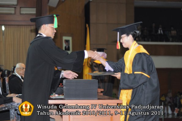 wisuda-fmipa-oleh-dekan-235