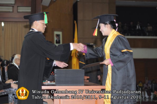 wisuda-fmipa-oleh-dekan-237