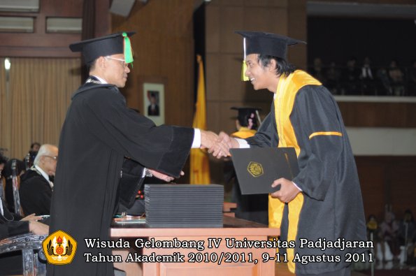 wisuda-fmipa-oleh-dekan-238