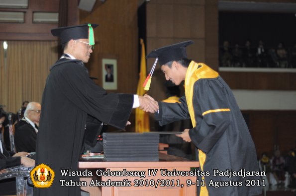 wisuda-fmipa-oleh-dekan-241