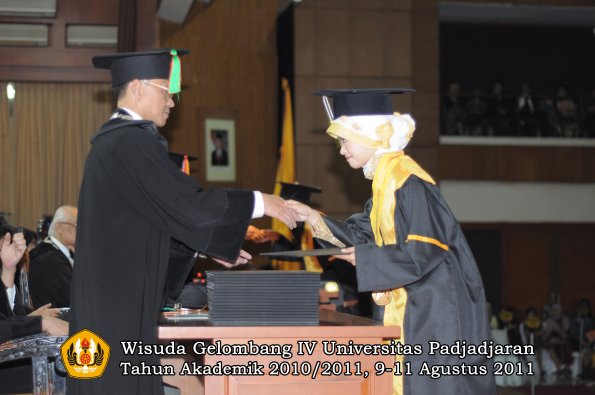 wisuda-fmipa-oleh-dekan-243