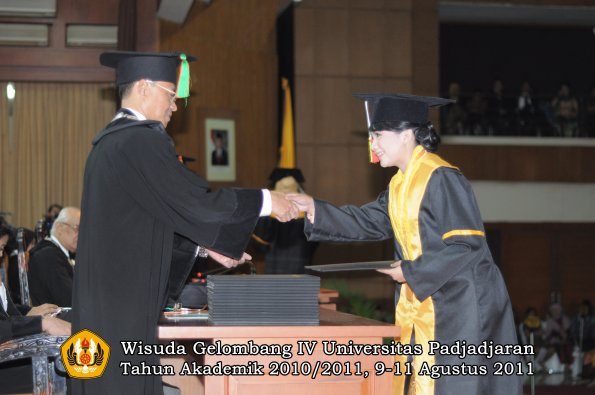 wisuda-fmipa-oleh-dekan-246