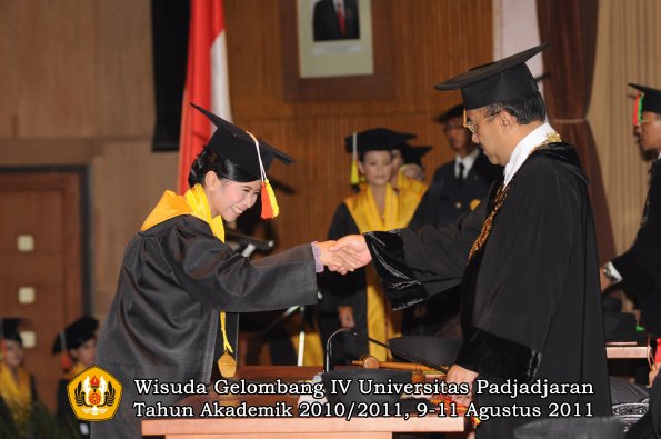 wisuda-fmipa-oleh-rektor-012