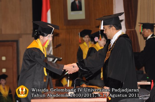 wisuda-fmipa-oleh-rektor-018