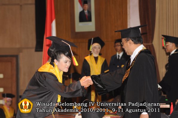 wisuda-fmipa-oleh-rektor-021