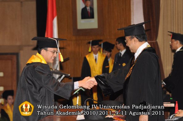 wisuda-fmipa-oleh-rektor-023