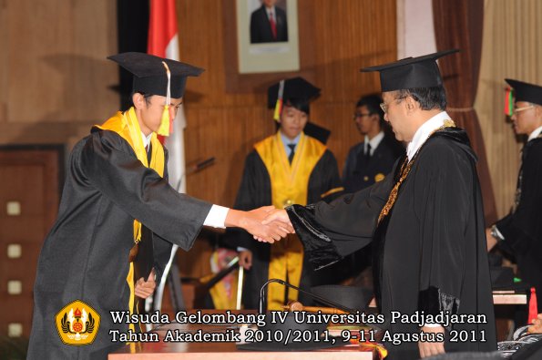 wisuda-fmipa-oleh-rektor-024