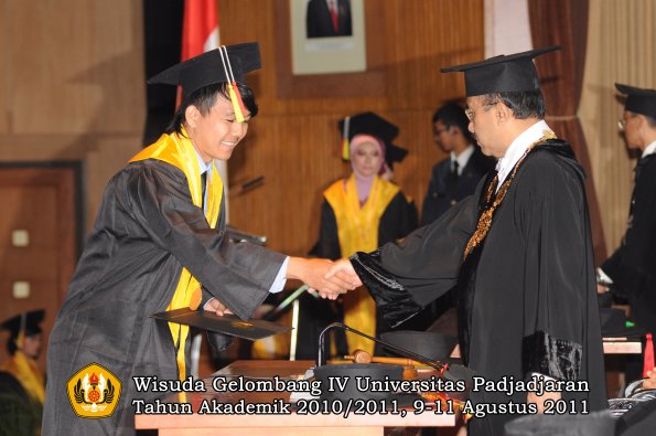 wisuda-fmipa-oleh-rektor-025