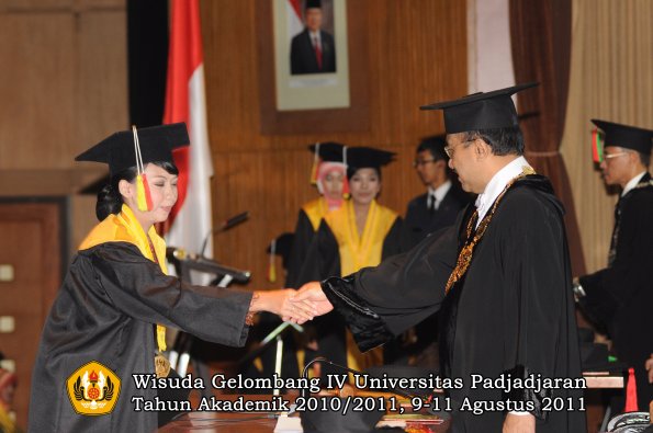 wisuda-fmipa-oleh-rektor-027